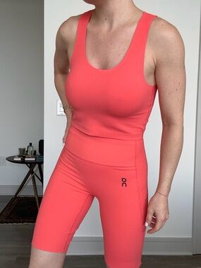 On Running Activewear Set Size S – Coral Pink Sports Bra & Biker Shorts